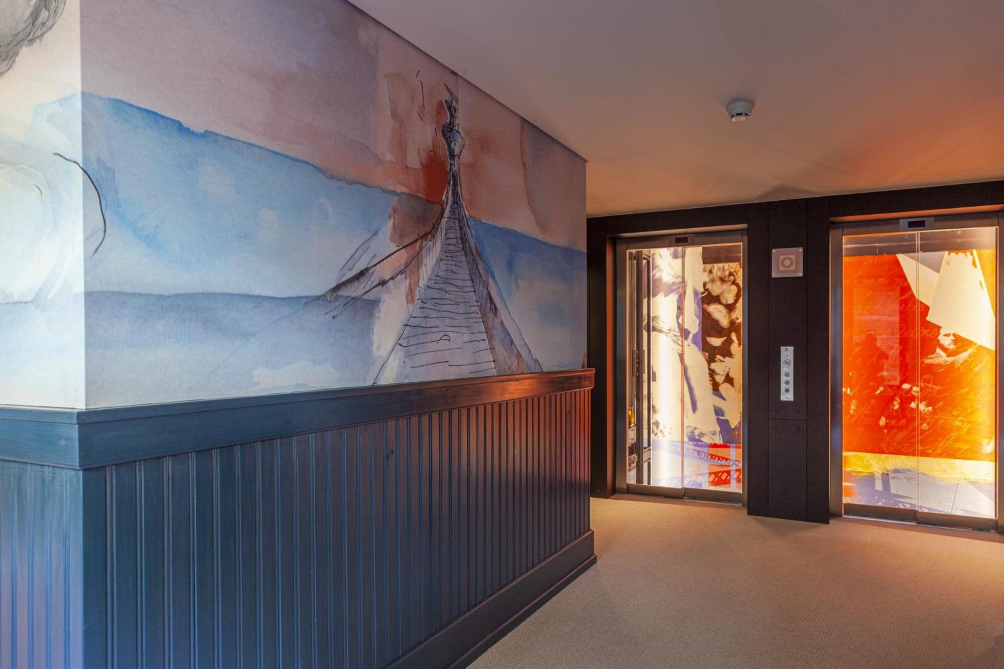 Timbre Virtudes Hotel Porto Luaran gambar The elevators at the hotel