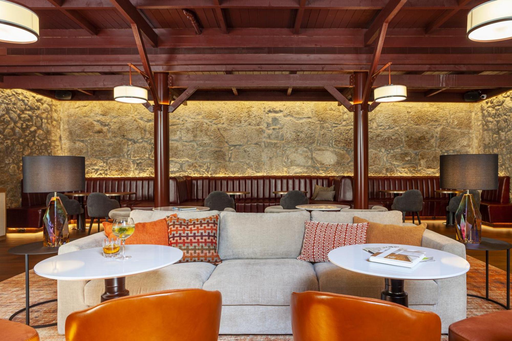 Timbre Virtudes Hotel Porto Luaran gambar The interior of the hotel