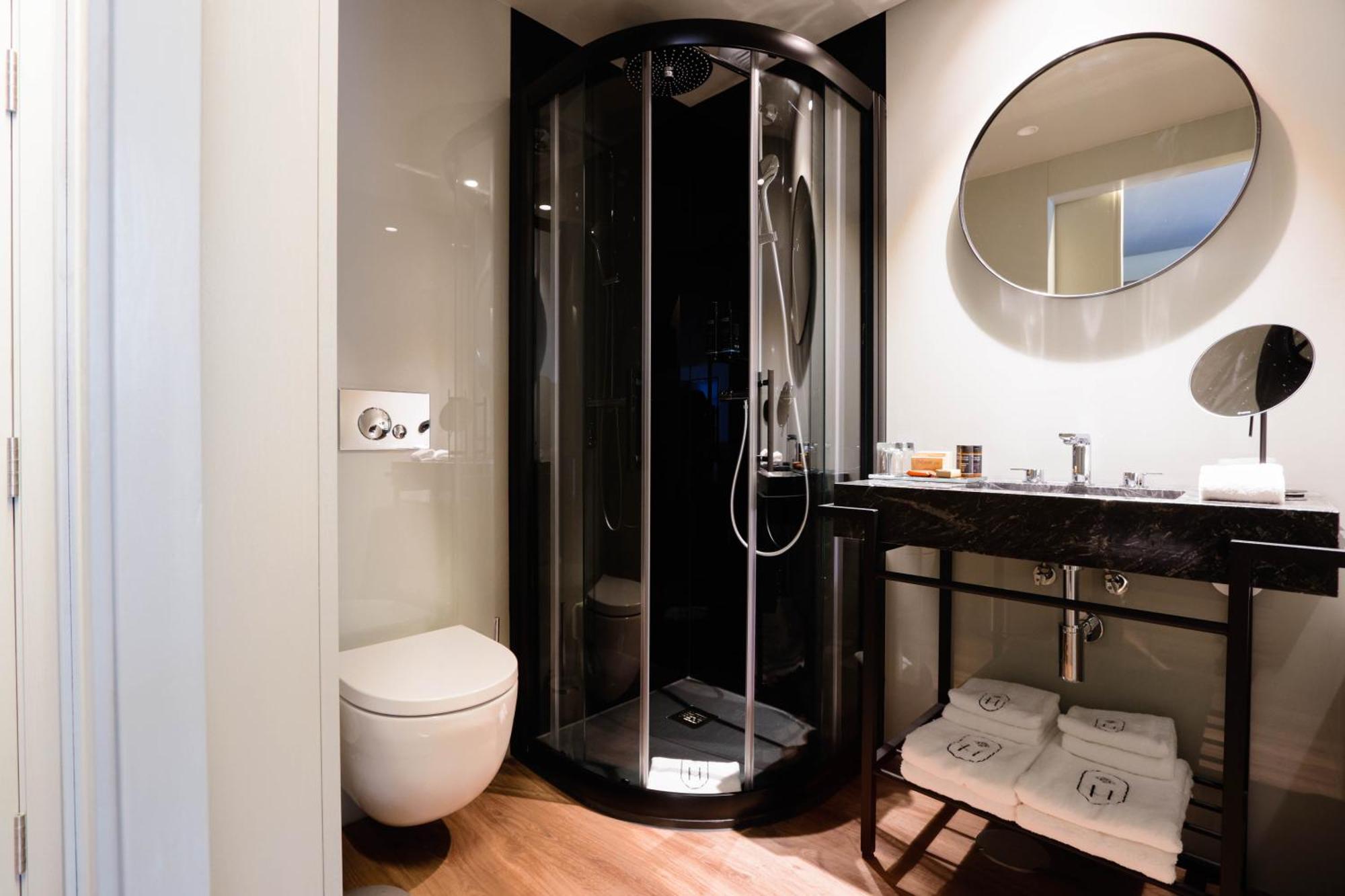 Timbre Virtudes Hotel Porto Luaran gambar A shower cubicle