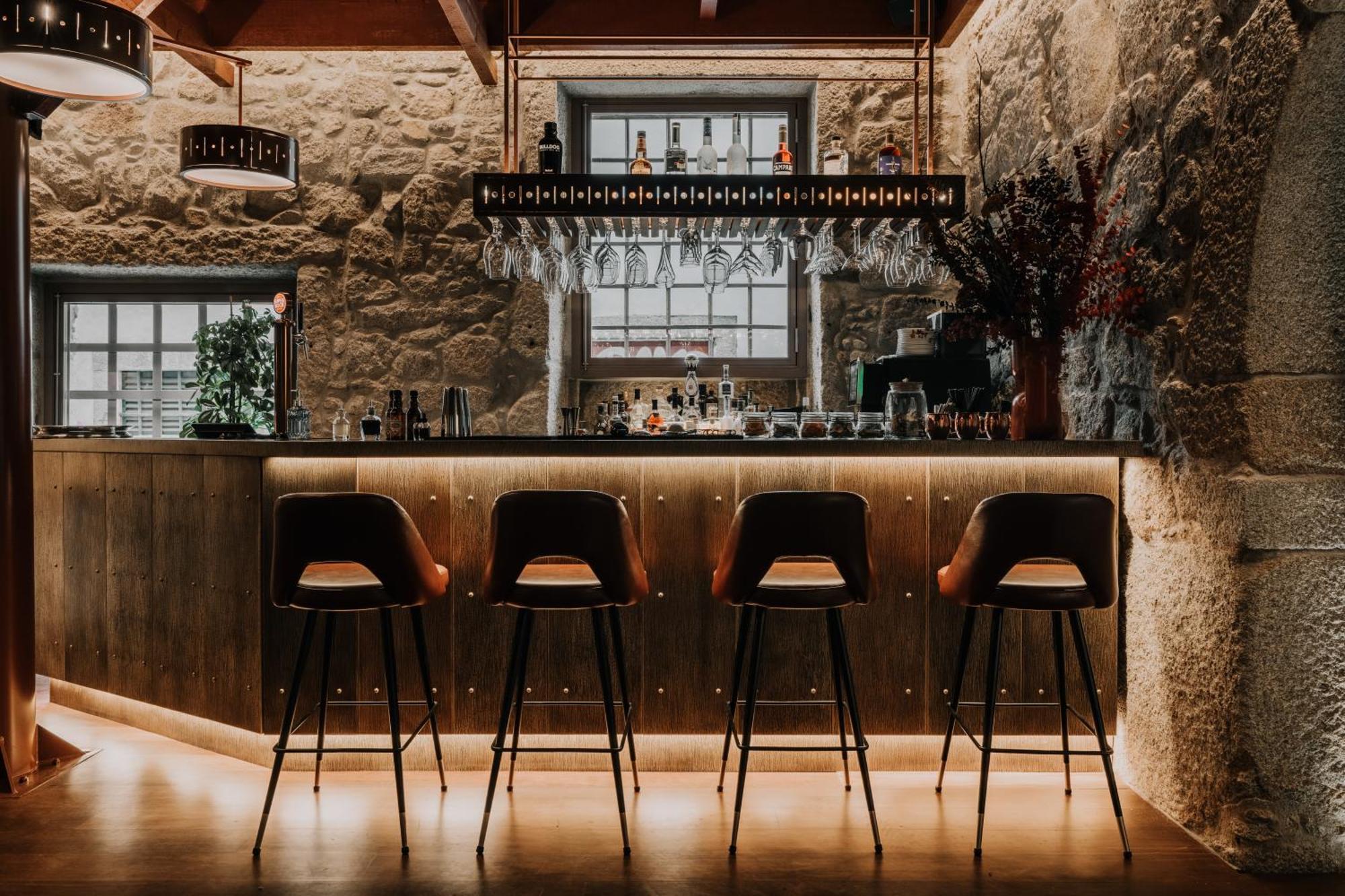 Timbre Virtudes Hotel Porto Luaran gambar The bar at the restaurant