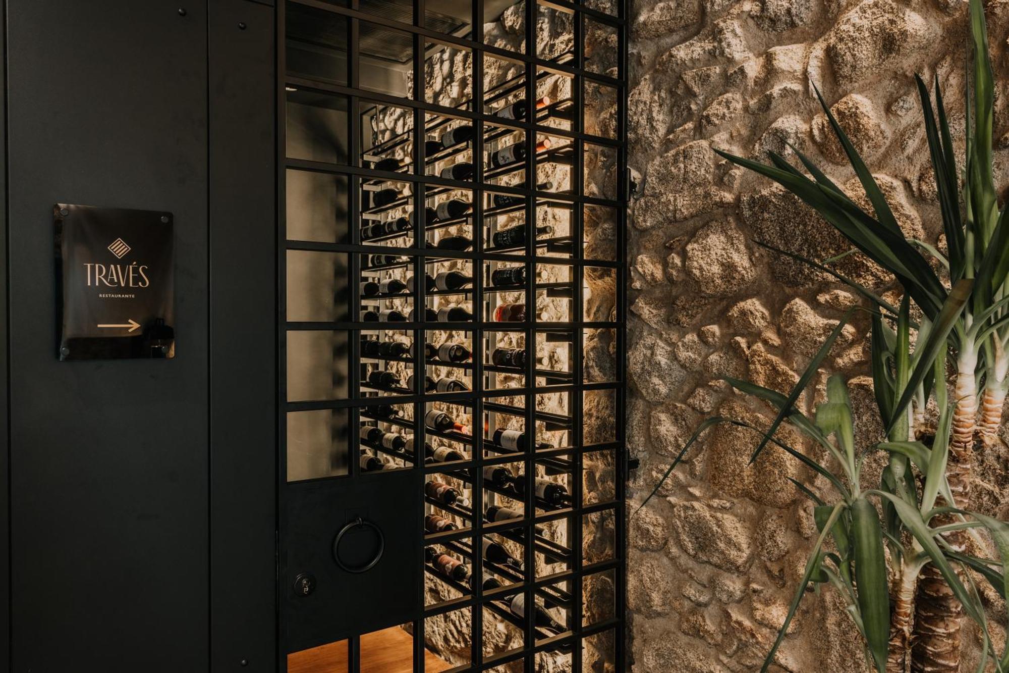 Timbre Virtudes Hotel Porto Luaran gambar Wine rack at the entrance of the hotel